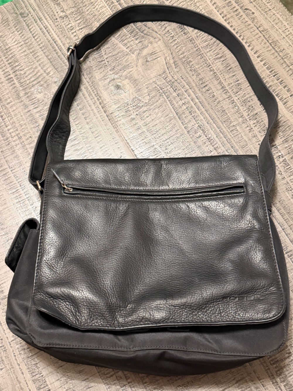 Fossil Black Pebbled Leather Messenger Bag